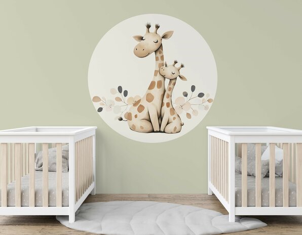 Muurcirkel  Giraffe Hug  &ndash; In Neutrale Kleuren